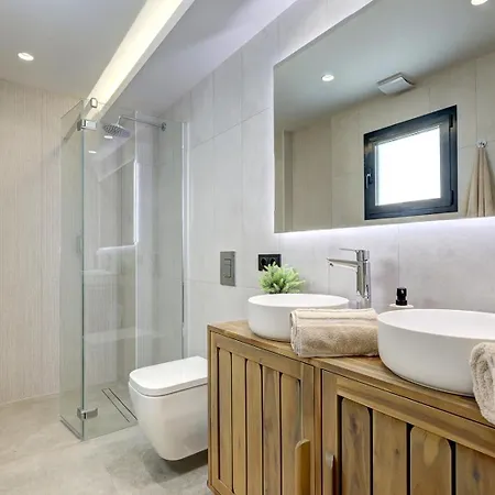 בית נופש Stylish Terrace And Pool House, Old Town אסטפונה