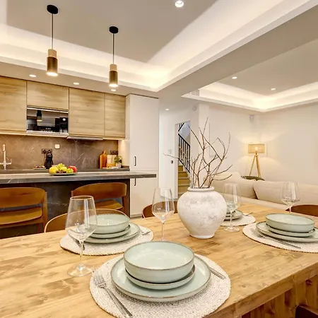 Stylish Terrace And Pool House, Old Town *