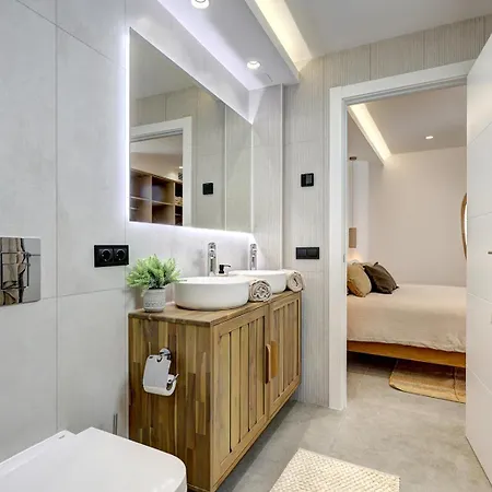 Stylish Terrace And Pool House, Old Town *
