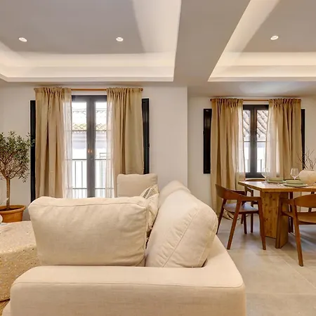 בית נופש Stylish Terrace And Pool House, Old Town אסטפונה